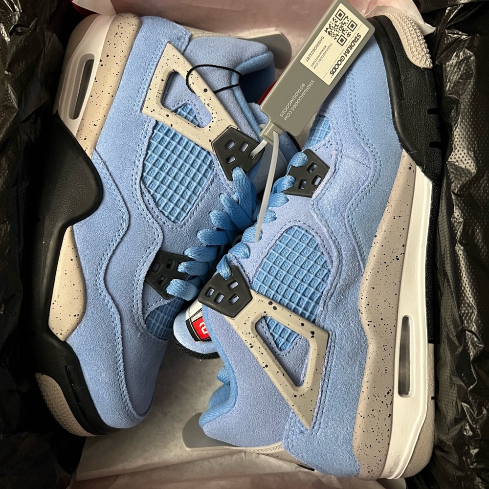 Size 4Y- Jordan 4 Retro University Blue 2021 - Picture 2 of 5